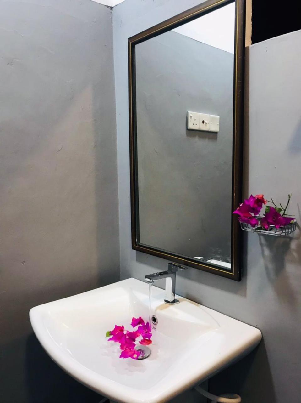 ديكويلاّ تين Tharurashmi Sea Pond Villa & Surf Hostel - Hiriketiya المظهر الخارجي الصورة